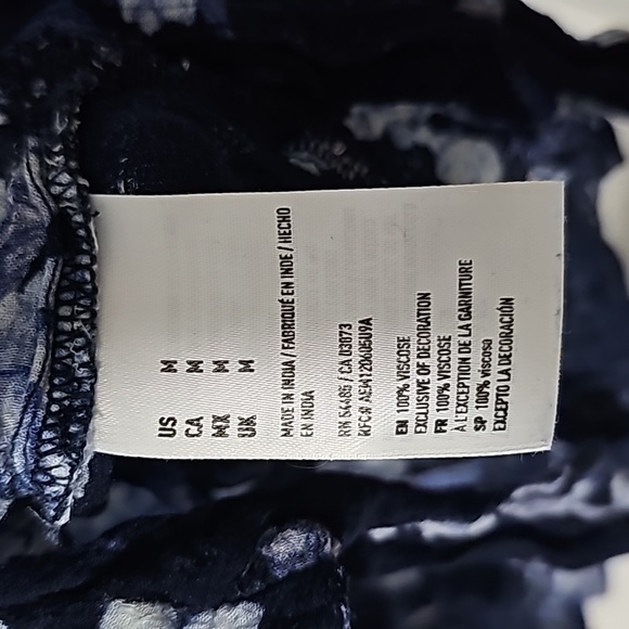 American Eagle | Navy Floral Button-Down Crop Top with 3/4 Sleeves and Tie Front - Picture 7 of 7